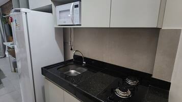 Estudio, varias camas, alberca privada | Cocina privada | Refrigerador, microondas, parrilla de estufa y utensilios de cocina