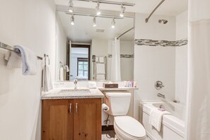 Sèche-cheveux, serviettes fournies, savon, shampoing