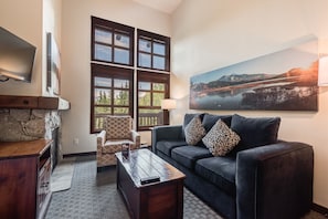 Smart TV, fireplace, DVD player - Lodge-Style Comfort | Open Concept Studio Suite (Whistler)