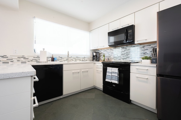 Een magnetron, een oven, een kookplaat, een vaatwasser