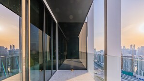 Un bâtiment moderne doté de grandes fenêtres en verre et offrant une vue sur le paysage urbain.
