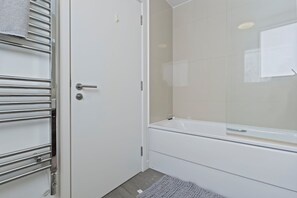 Apartment | Bathroom | Combined shower/tub, deep soaking tub, hair dryer, towels - Retreat Private Rooftop 3 Bedroom Apartment (London)