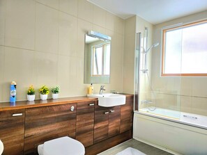 Apartment | Bathroom | Combined shower/tub, deep soaking tub, hair dryer, towels - Retreat Private Rooftop 3 Bedroom Apartment (London)