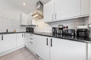 Apartment | Private kitchen | Fridge, microwave, oven, stovetop - London Chic Apartment - City Center Gem (London)