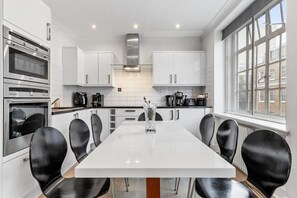 Appartement | Cuisine privée | Réfrigérateur, micro-ondes, four, plaque de cuisson