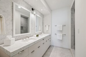 Regadera, secadora de cabello, toallas 