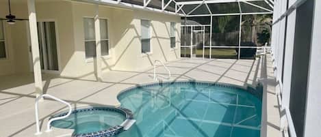 Una piscina al aire libre, sillones reclinables de piscina