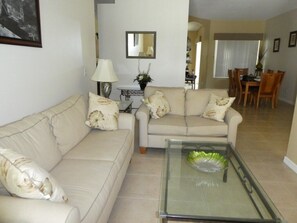 Maison, plusieurs lits, accès piscine, vue piscine (Hampton Lakes Villa) | Coin séjour | Télévision à écran plat de 42 pouces avec chaînes numériques