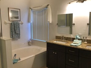 House, Multiple Beds, Pool Access, Pool View (Julliard Villa) | Bathroom