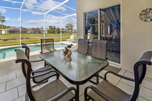 Huis, Meerdere bedden, toegang tot zwembad, uitzicht op zwembad (Ella Mae Golf Villa) | Dineren