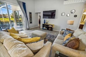 Huis, Meerdere bedden, toegang tot zwembad, uitzicht op zwembad (Ella Mae Golf Villa) | Woonruimte | Televisie