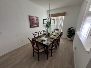 獨棟房屋, 多張床, 可使用泳池, 泳池景觀 (Scott Disney Villa) | 用餐區