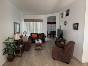 獨棟房屋, 多張床, 可使用泳池, 泳池景觀 (Scott Disney Villa) | 起居區 | 42-吋平面電視，提供數位頻道