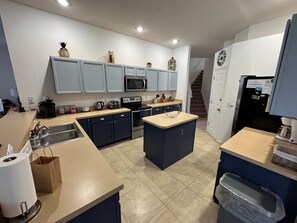 獨棟房屋, 多張床, 可使用泳池, 泳池景觀 (Scott Disney Villa) | 私人廚房 | 電冰箱、微波爐、烤箱、爐台