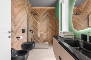 Haartrockner, Bidet, Handtücher, Toilettenpapier