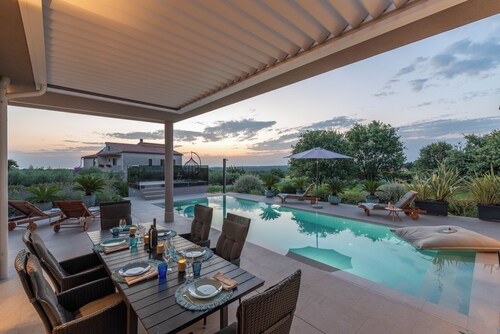 Moderne Villa  mit Pool und wunderschönem Garten, ruhige Lage, Panoramameerblick