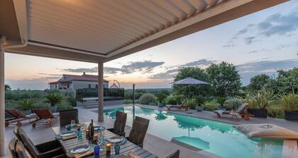 Moderne Villa mit Pool und wunderschönem Garten, ruhige Lage, Panoramameerblick