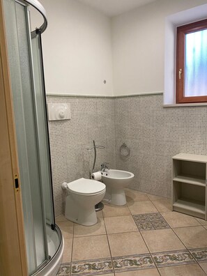 Dusj, hårføner, bidé og håndklær