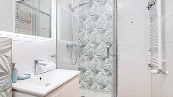 Shower, hair dryer, towels, shampoo