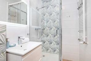 Douche, sĂšche-cheveux, serviettes fournies, shampoing
