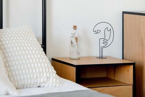 Desk, iron/ironing board, WiFi, bed sheets