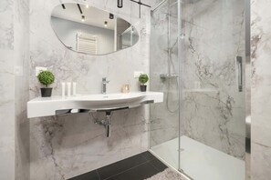 Shower, hair dryer, towels, shampoo - Elegant Studio | Balcony, Air Conditioning, Workspace (Łódź)