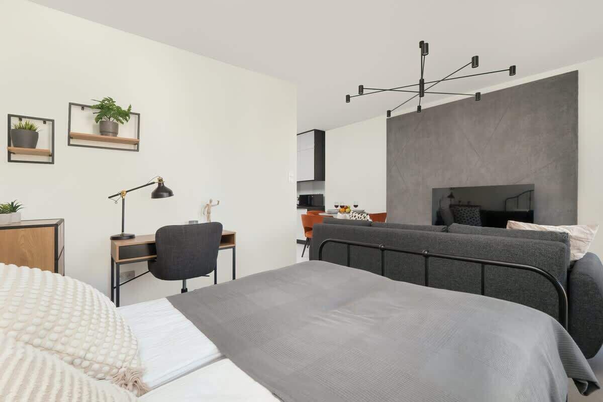 Desk, iron/ironing board, WiFi, bed sheets