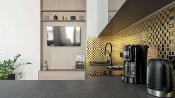 Réfrigérateur, micro-ondes, plaque de cuisson, lave-vaisselle