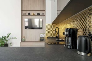 Kjøleskap, mikrobølgeovn, kokeplater og oppvaskmaskin