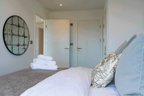 2 bedrooms, desk, iron/ironing board, WiFi - Industria Suite ~ Luxury 2BR with City Views! (Greater Manchester)