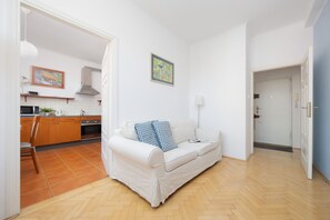 Apartment, 2 Schlafzimmer, Küche | 2 Schlafzimmer, Schreibtisch, laptopgeeigneter Arbeitsplatz