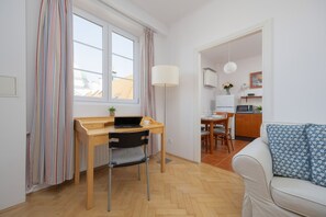 Apartment, 2 Schlafzimmer, Küche | 2 Schlafzimmer, Schreibtisch, laptopgeeigneter Arbeitsplatz