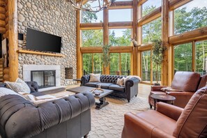Smart TV, chimenea, futbolito y estéreo 