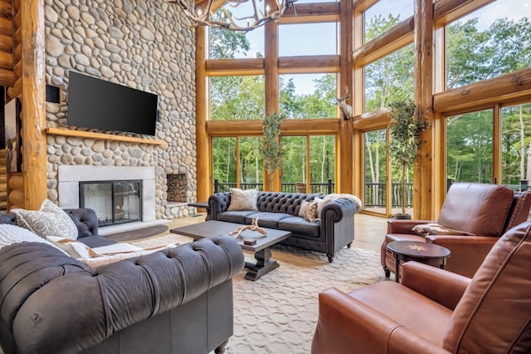 Smart-tv, een open haard, tafelvoetbal en een stereo