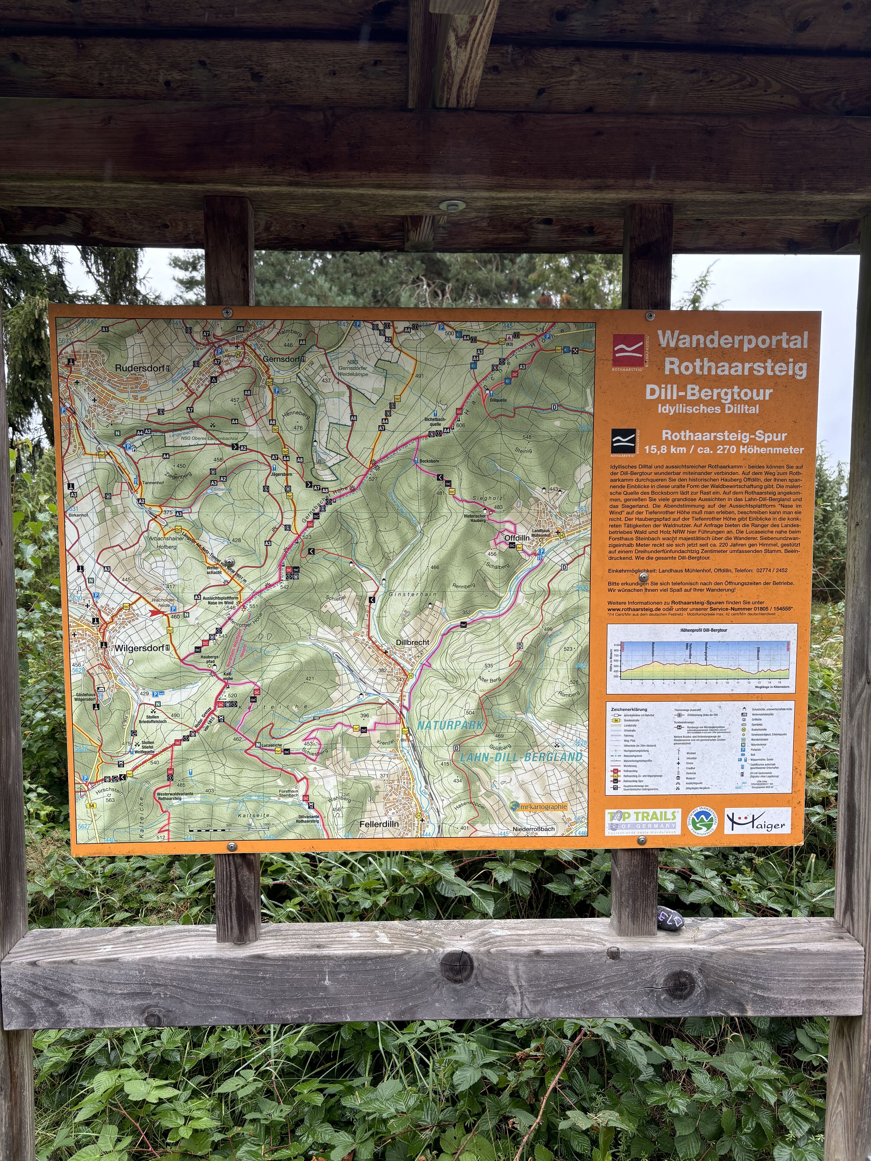 Eine detaillierte Wanderkarte mit markierten Wegen und Höhenlinien.