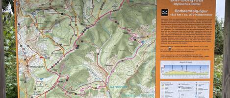 Un mapa de senderismo detallado con rutas señalizadas y líneas topográficas.