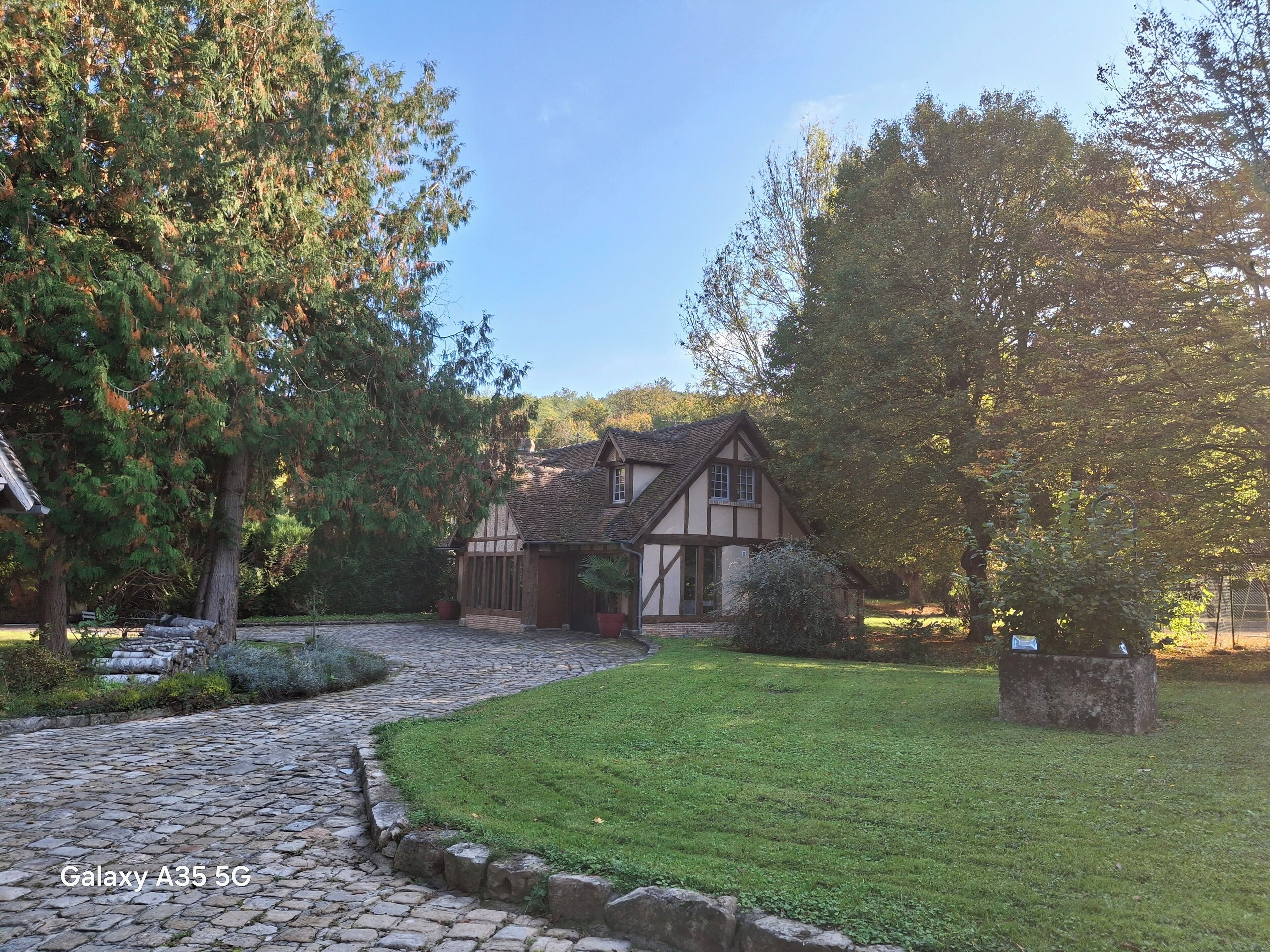 Ein traditionelles Haus im Tudor-Stil mit einem Kiesweg, der zum Eingang führt.