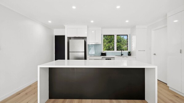 Kjøleskap, ovn, kokeplater og oppvaskmaskin