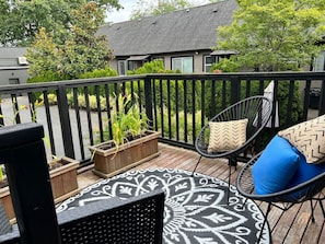 Property grounds - Stylish Cherry Street Townhome with outdoor deck (Seattle)