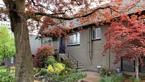 Unclassified image, 5 of 33, button - Stylish Cherry Street Townhome with outdoor deck (Seattle)