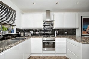 House | Private kitchen | Fridge, microwave, oven, stovetop - Truro Gloweth Retreat - Spacious 4 Bedroom House (Truro)