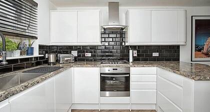 Truro Gloweth Retreat - Spacious 4 Bedroom House