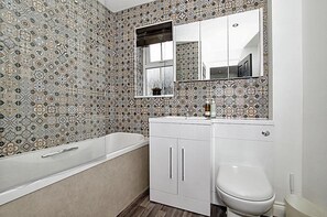 Huis | Badkamer | Een douche, handdoeken