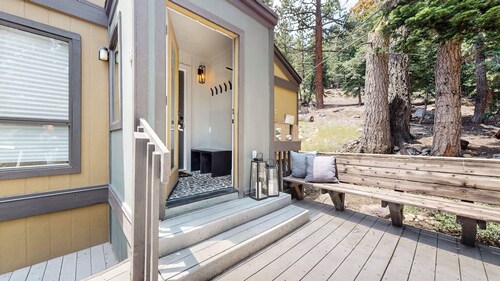 Renovated Cabin. Open Floor Plan. Private Washer/Dryer, Outdoor Pool On-site!