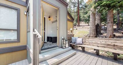 Renovated Cabin. Open Floor Plan. Private Washer/Dryer, Outdoor Pool On-site!
