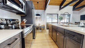 Réfrigérateur, four à micro-ondes, un four, surface de cuisson