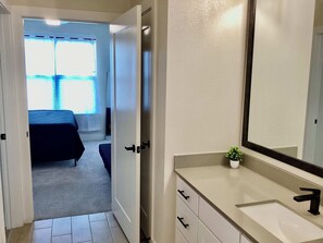 Apartamento, várias camas, sacada (Harvest Gem) | Banheiro | Chuveiro, toalhas de banho