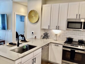 Lejlighed - flere senge - balkon (Harvest Gem) | Privat køkken | Køleskab, mikrobølgeovn, ovn, kogeplade