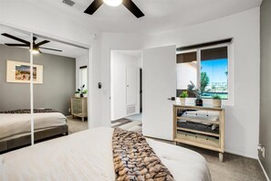 2 chambres, fer et planche à repasser, Wi-Fi, draps fournis