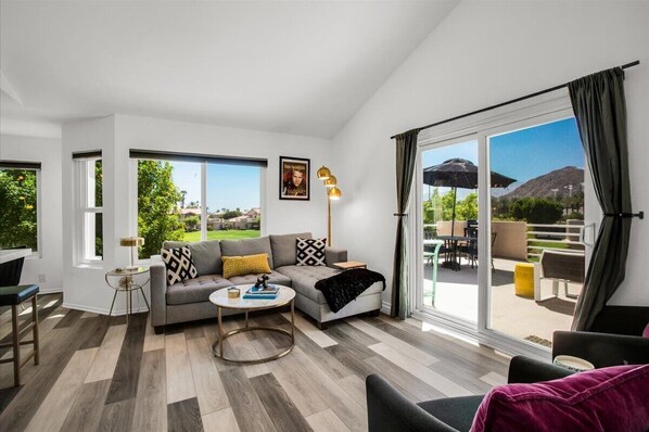 Smart TV, books - Beautifully Updated 2 Bedroom Condo with Stunning Views (La Quinta)